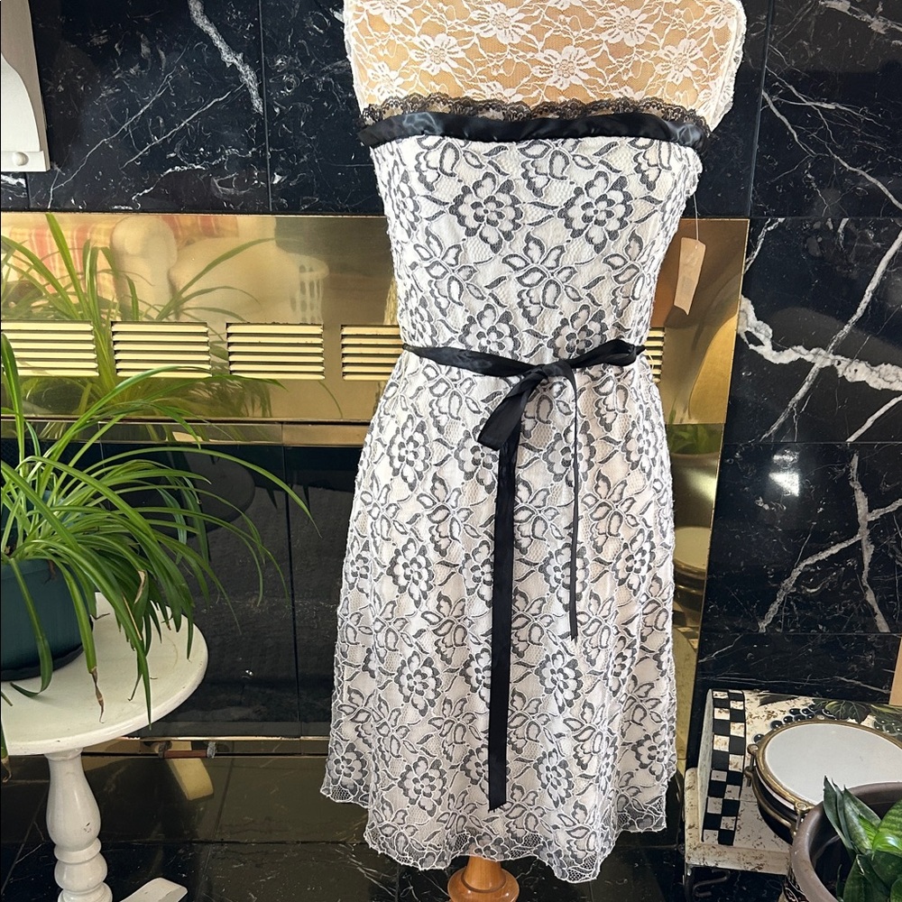Alexia Admor White and Black Lace Strapless Dress
